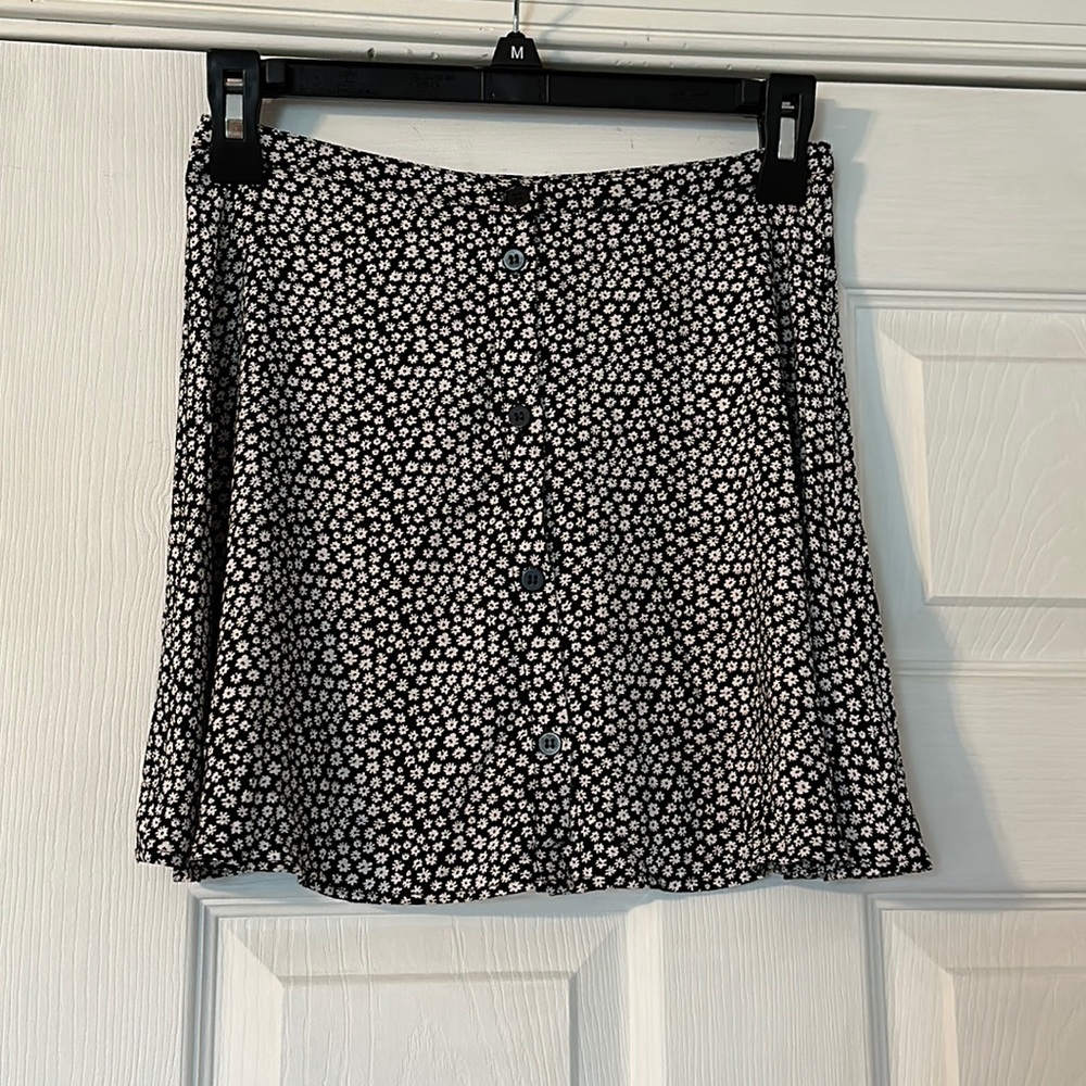 🖤💁‍♀️DIVIDED ~ Black Skirt with tiny white flowers..fit and flare, Size 4